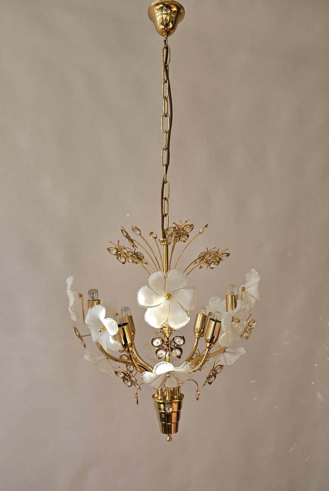 Chandelier With White Murano Glass Flowers And Crystal Butterflies photo furniture