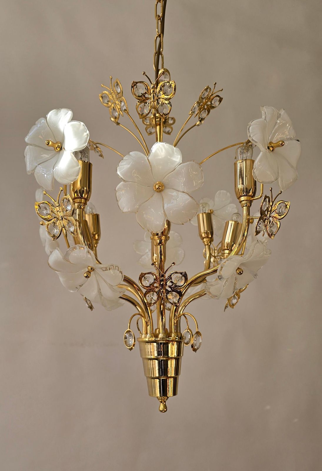 Chandelier With White Murano Glass Flowers And Crystal Butterflies photo 1887.0