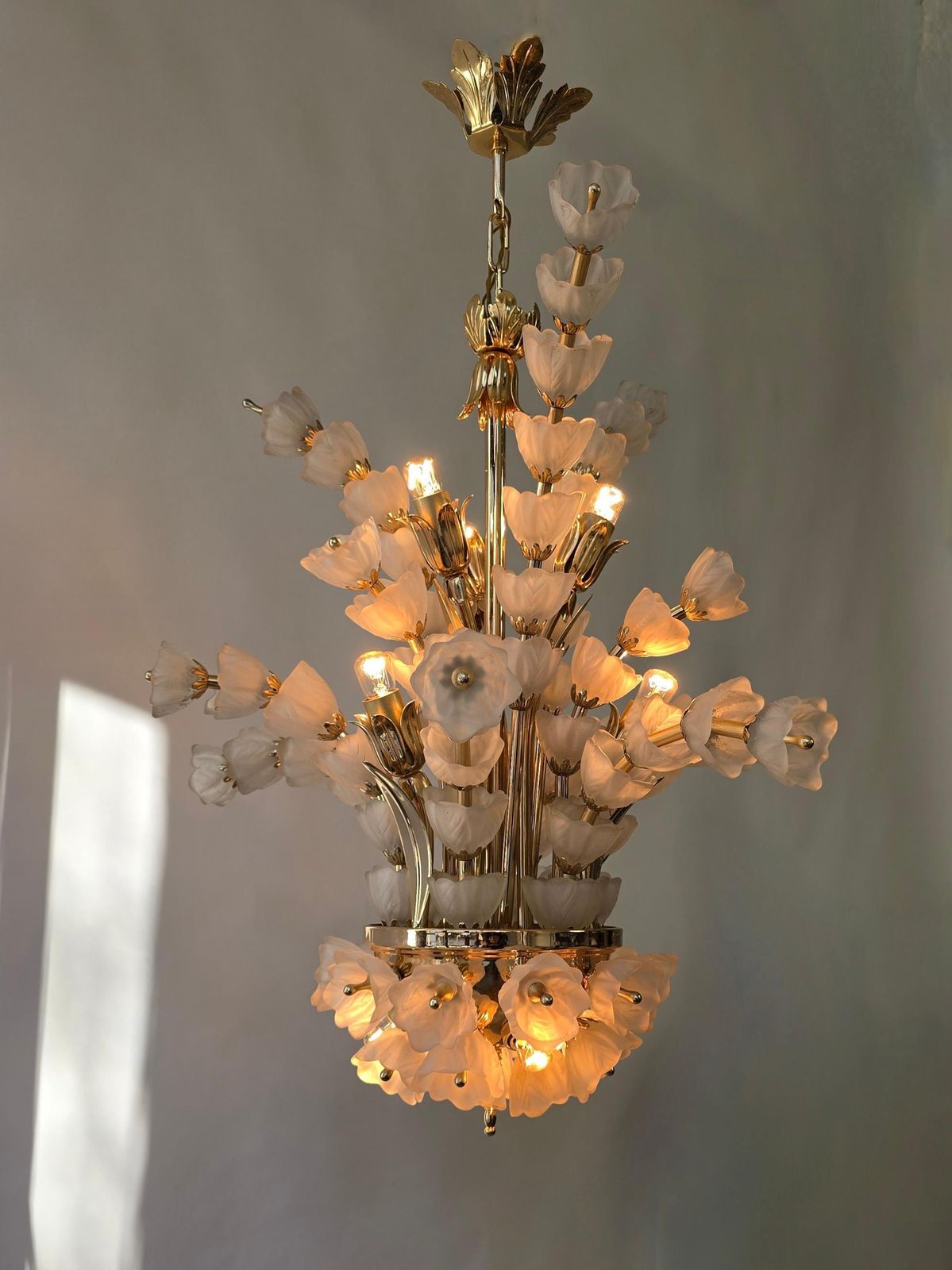 Exceptional Italian Murano Glass Chandelier With 85 Handcrafted Flowers photo vinterior