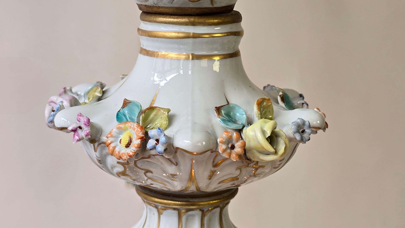photo vinterior Italian Porcelain Chandelier With Hand Painted Floral Details