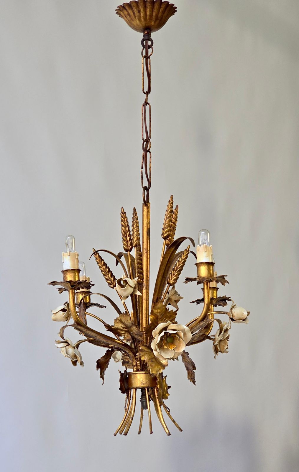 Chandelier In Brass With Painted White Roses photo furniture