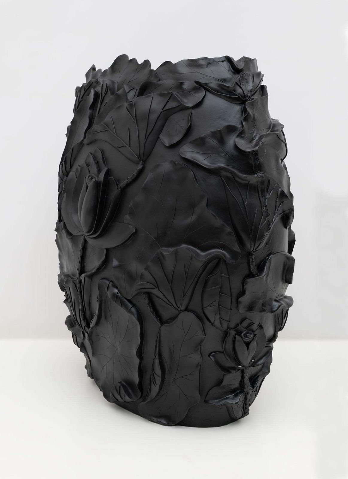 Vgnewtrend Modern Black Matt Resin Cache Pot "Lotus" photo vinterior