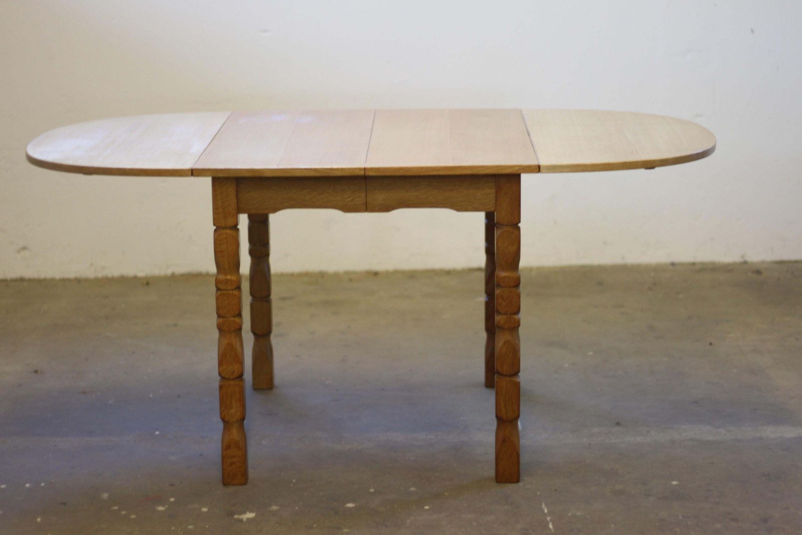 photo furniture Uitschuifbare Deense eettafel met bladen in eikenstijl, naar voorbeeld van Henning Kjærnulf, 1960