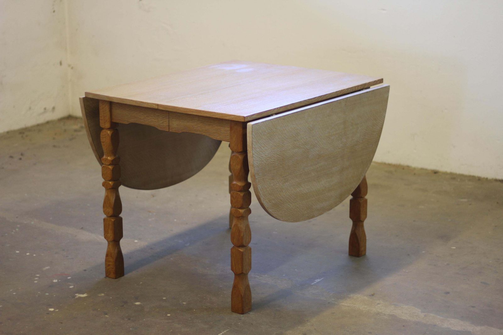 1287.0 Uitschuifbare Deense eettafel met bladen in eikenstijl, naar voorbeeld van Henning Kjærnulf, 1960 photo