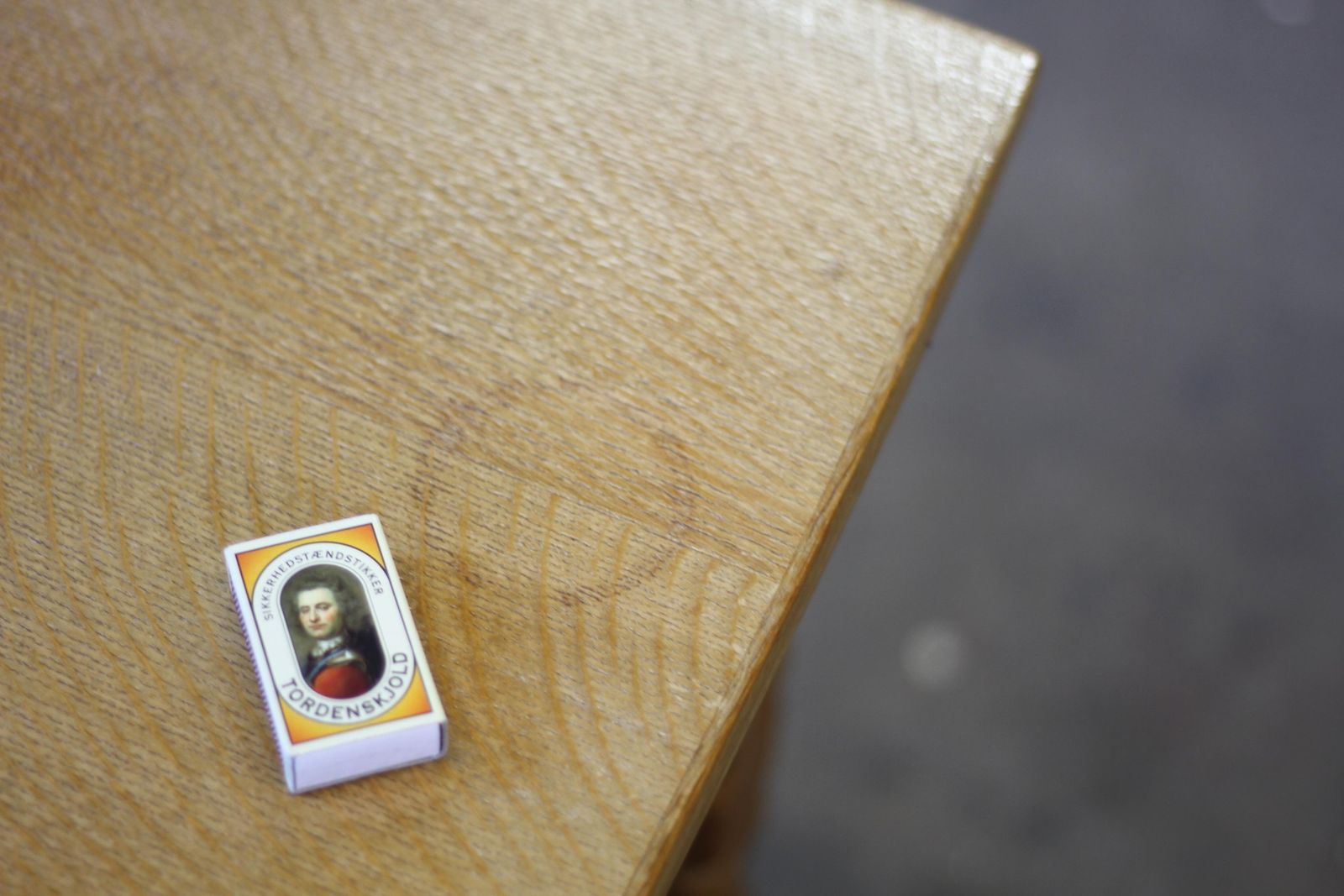 photo vintage Uitschuifbare Deense eettafel met bladen in eikenstijl, naar voorbeeld van Henning Kjærnulf, 1960