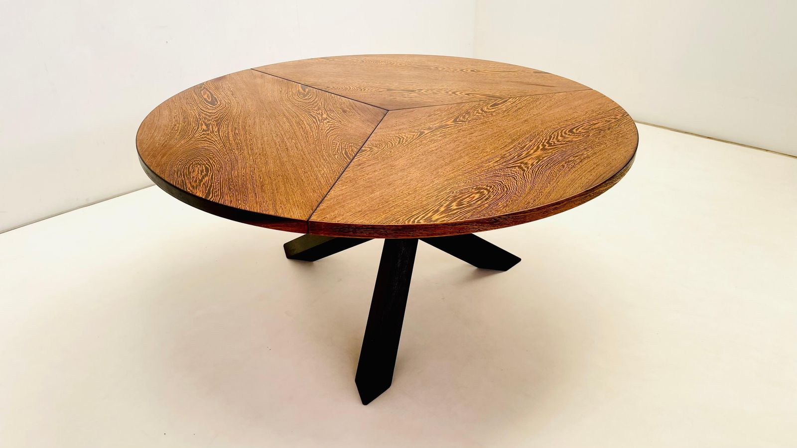photo furniture Martin Visser   Round Wengé Table