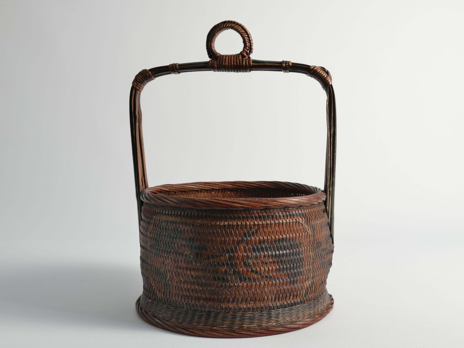 photo vinterior Early 20th Century Chinese Betrothal Or Wedding Basket With Peony And Bird Motif
