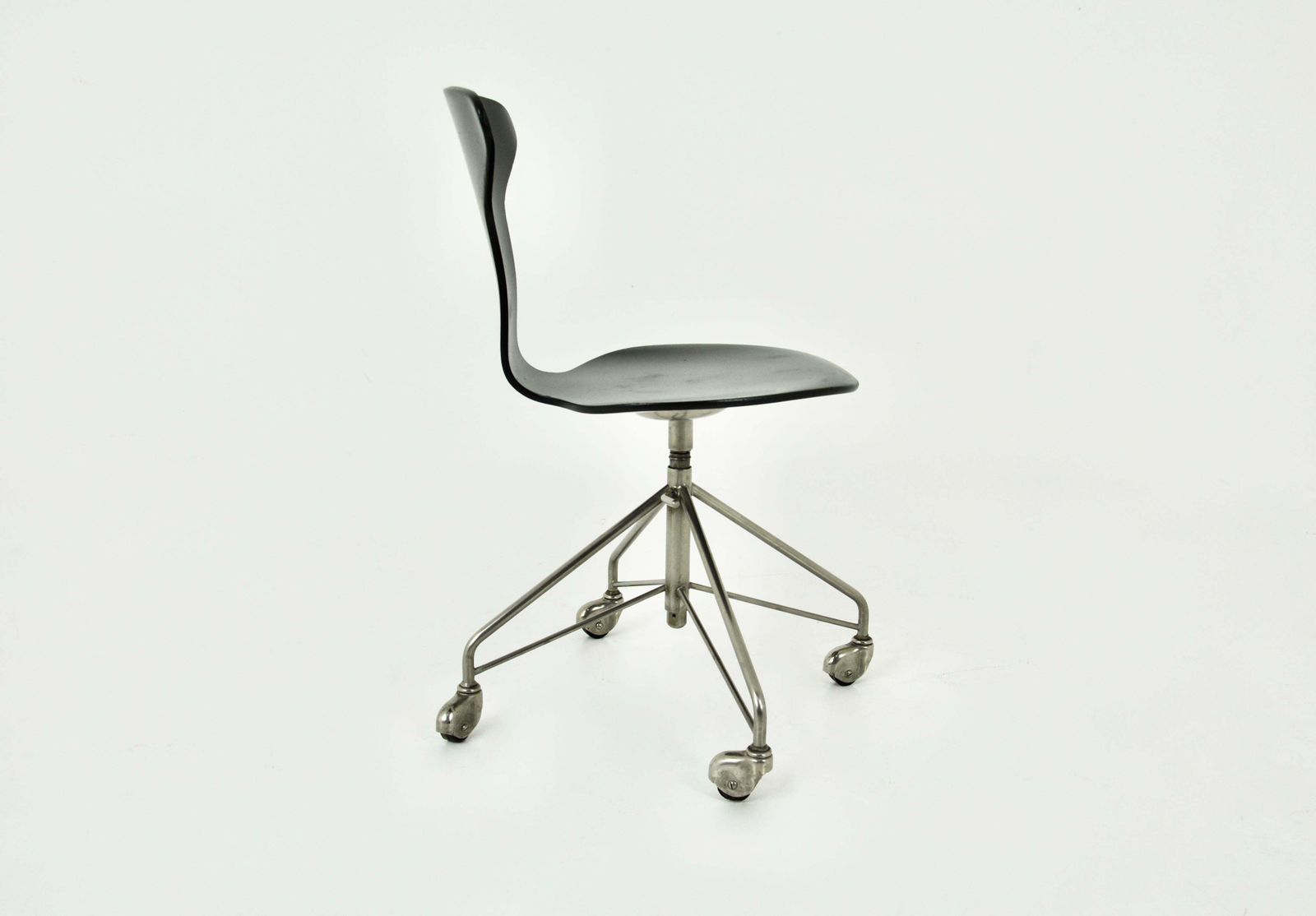 Chair Model 3117 By Arne Jacobsen For Fritz Hansen, 1950s photo vinterior