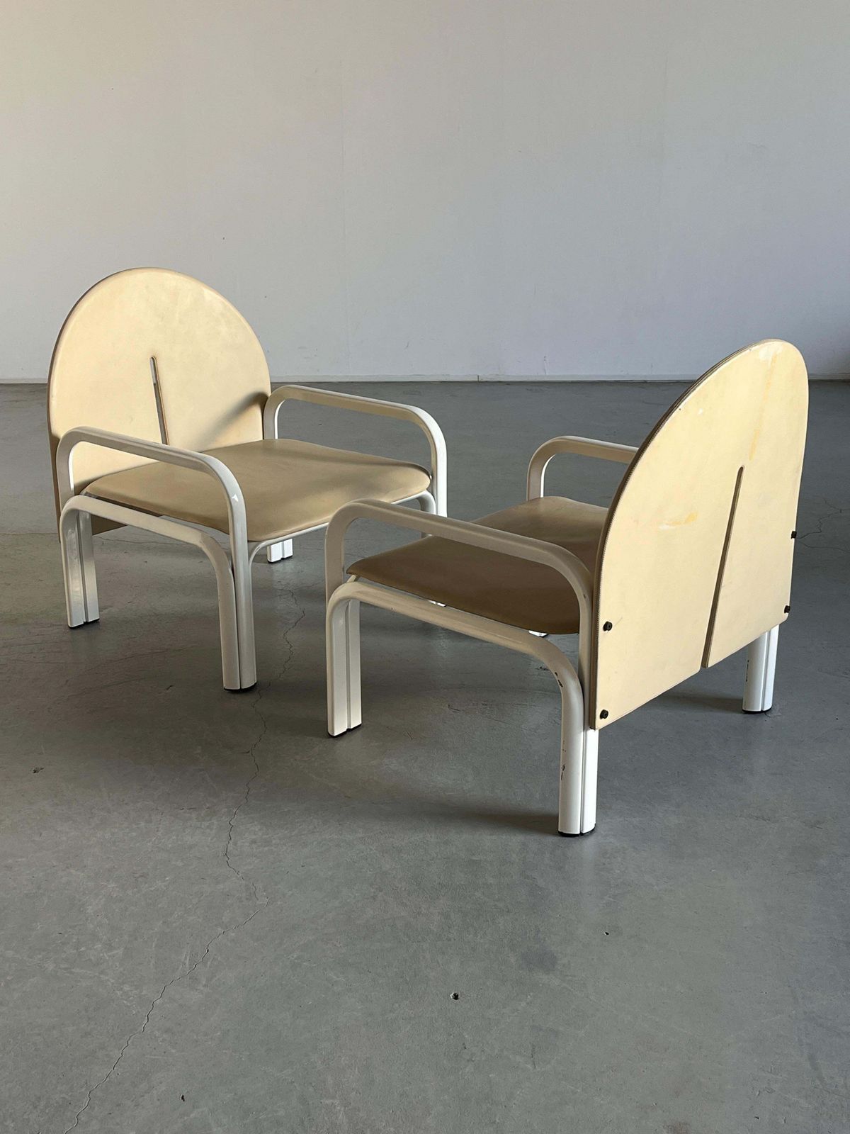 Pair Of Gae Aulenti '54l' Armchairs For Knoll International, Beige Leather, 70s photo Furniture
