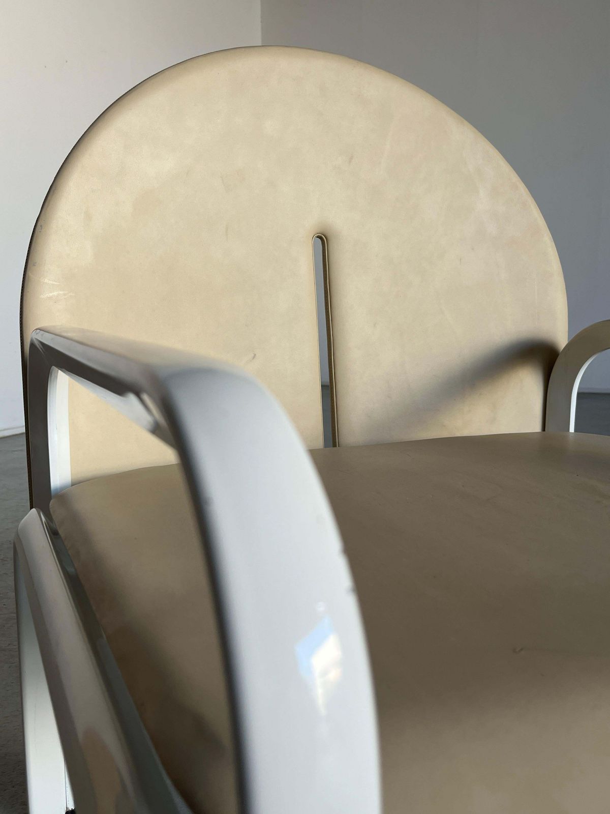Pair Of Gae Aulenti '54l' Armchairs For Knoll International, Beige Leather, 70s photo vinterior