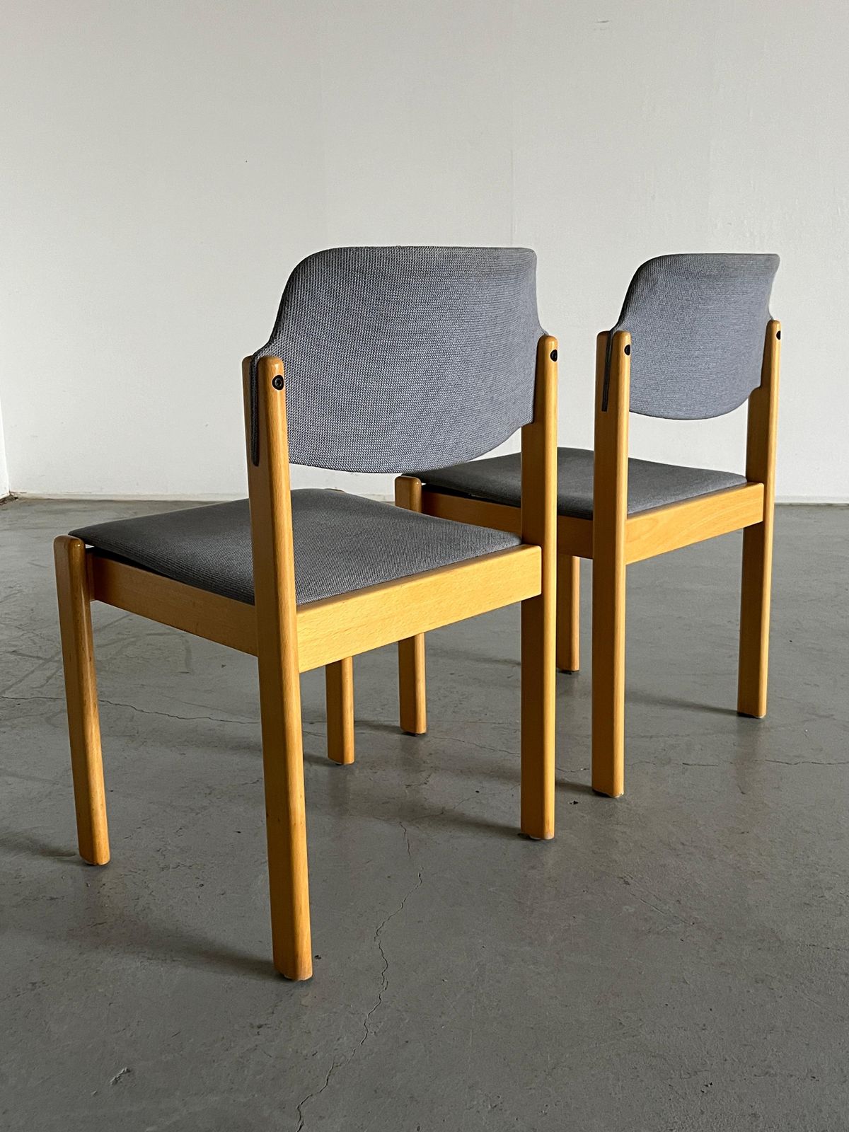 Pair Of Vintage Mid Century Modern Stackable Dining Chairs By Wiesner Hager, 80s photo vinterior