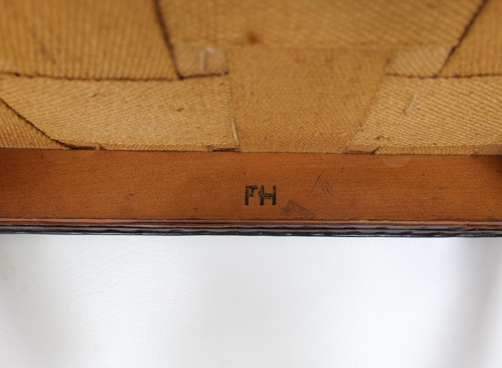 photo vintage Midcentury Armchair Ole Wanscher For Fritz Hansen, Stained Beech And Leather