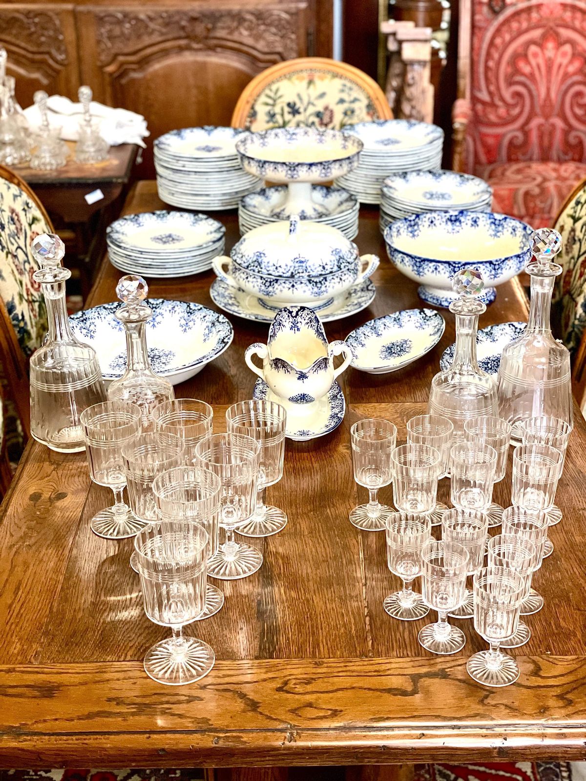 photo vintage French Crystal Set Of 18 Glasses And 4 Decanters, 19th Century