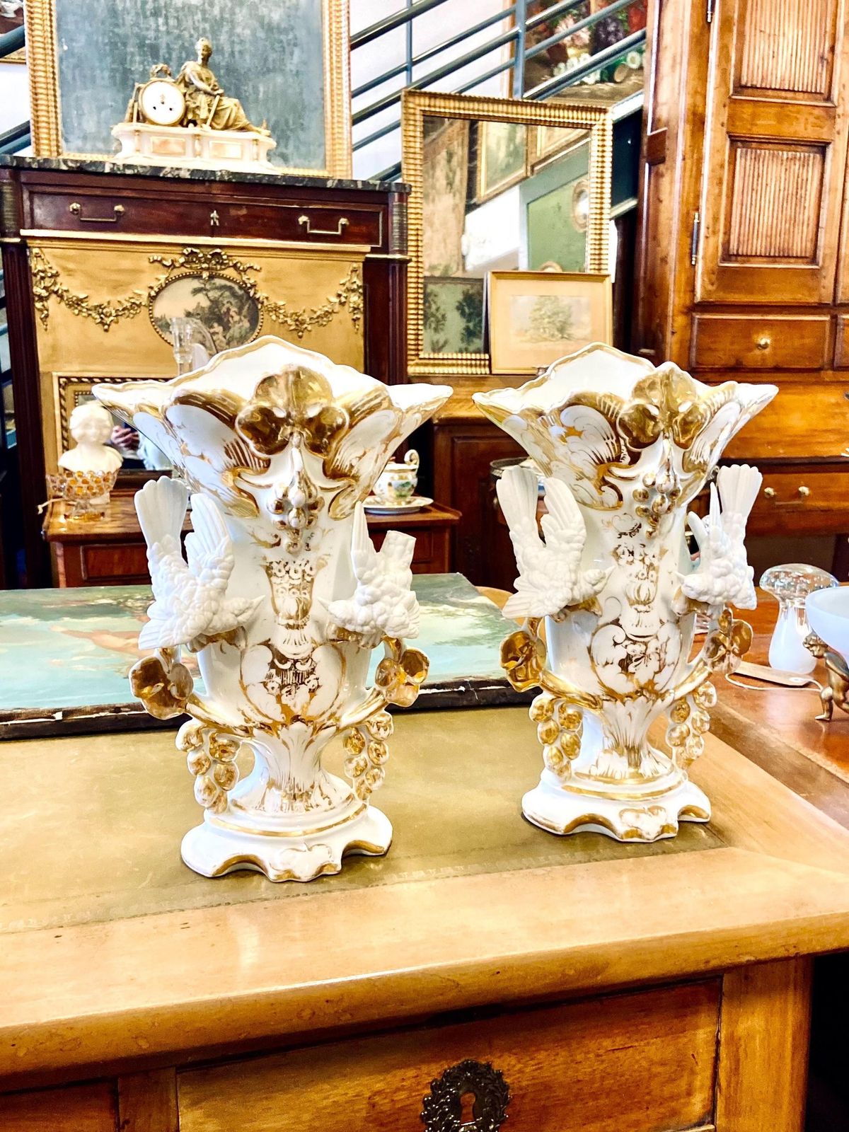 photo vinterior Pair Of 19th Century Tall Paris Porcelain Vases