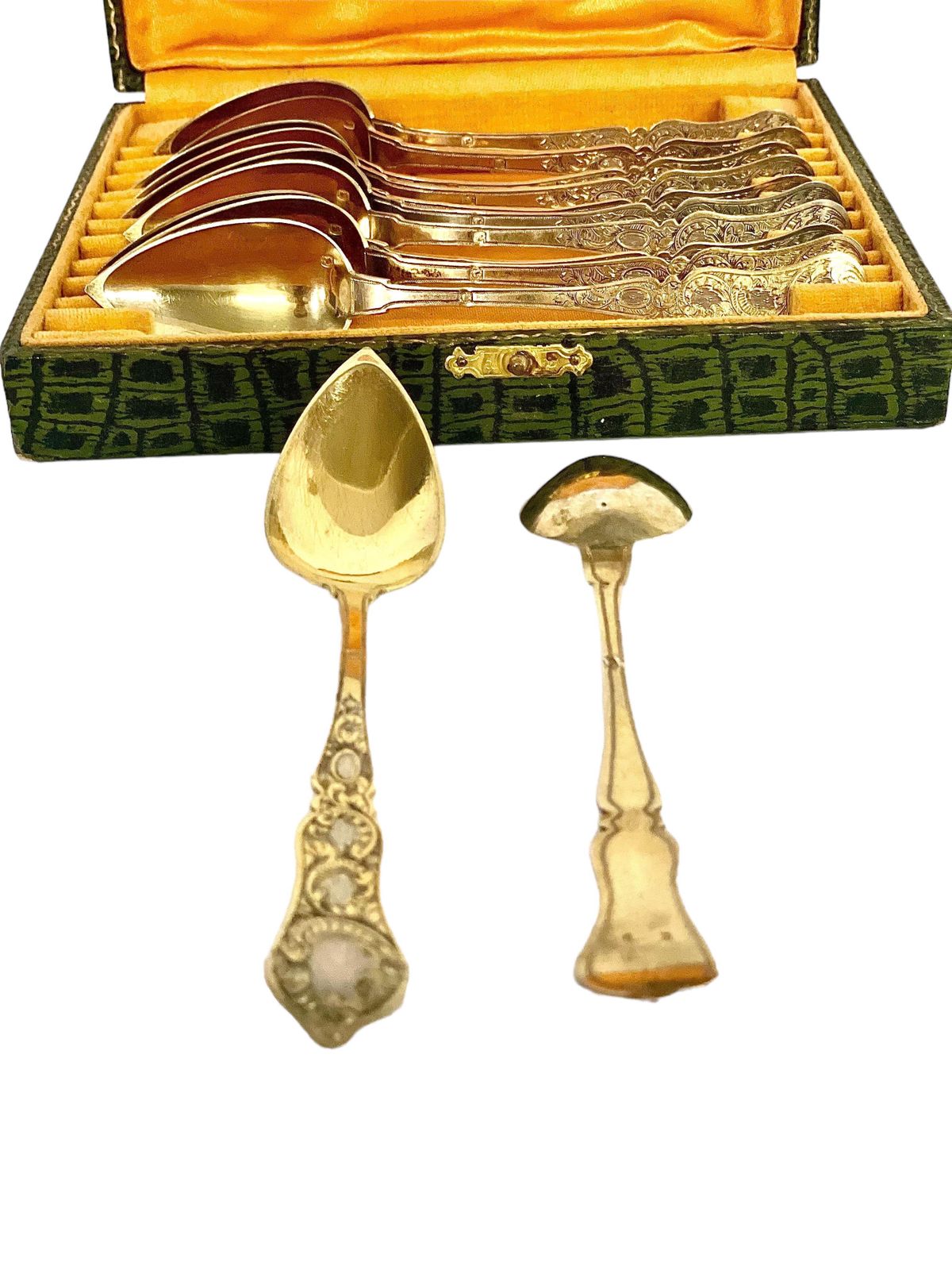 photo furniture Set Of Twelve 19th Century Vermeil Spoons In Its Original Leather Case