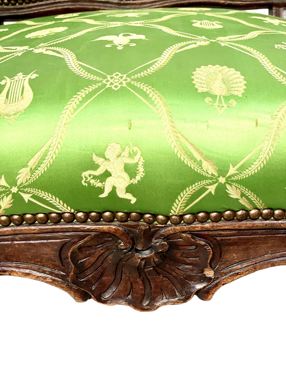 photo furniture 18th Century Louis XV Epoque Fauteuil à La Reine