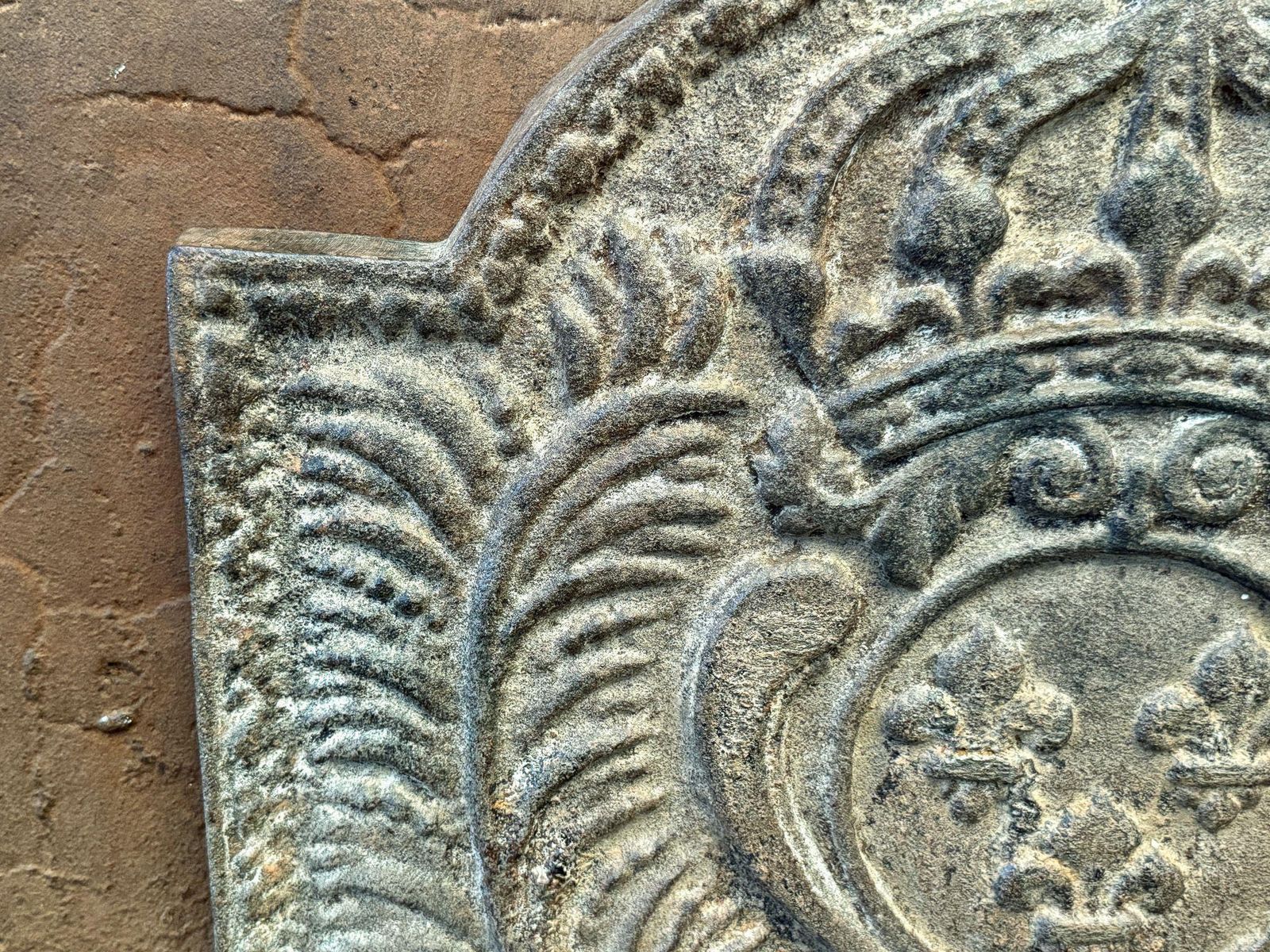 photo furniture Louis XV Style 'Arms Of France' Fireback / Backsplash