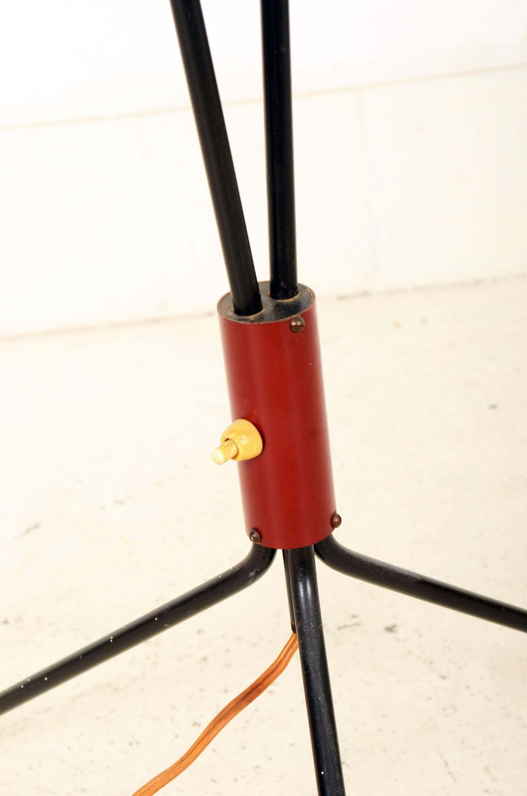 Rode Scandinavische Mid Century Vloerlamp Met Messing Frame photo Verlichting