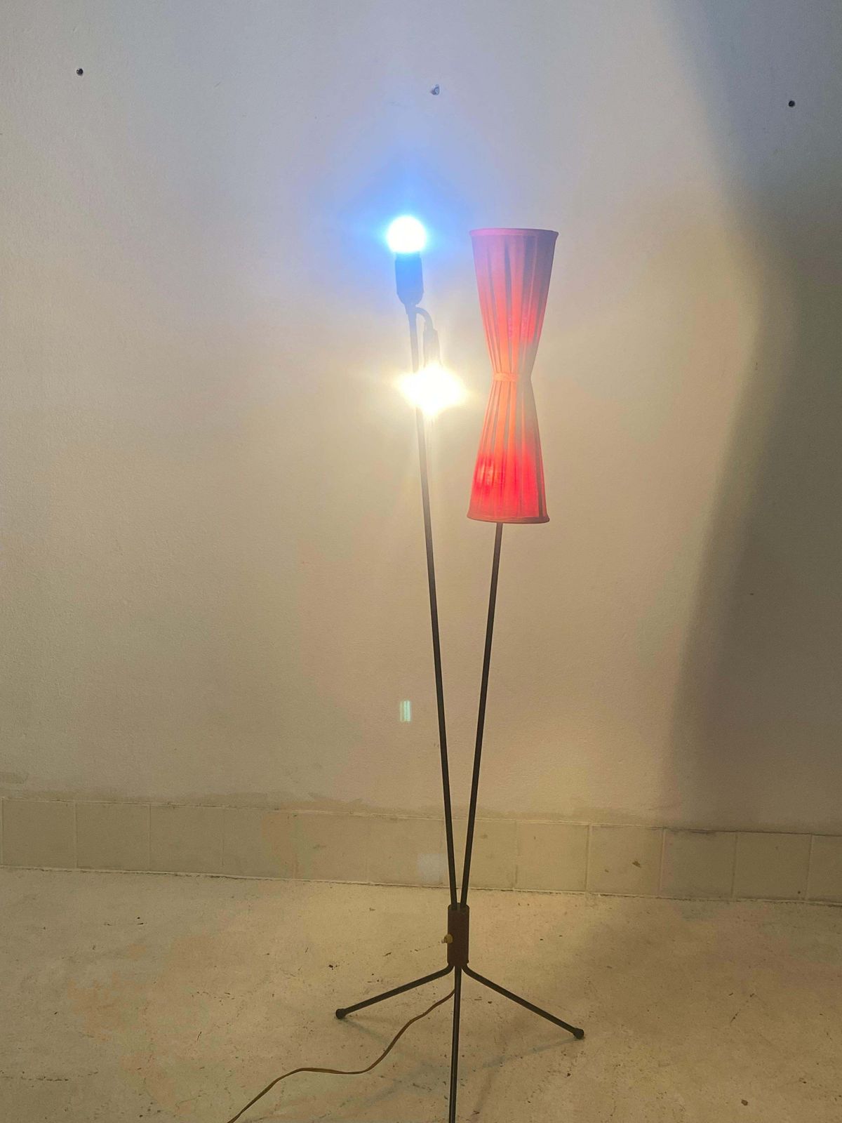 photo for sale Rode Scandinavische Mid Century Vloerlamp Met Messing Frame