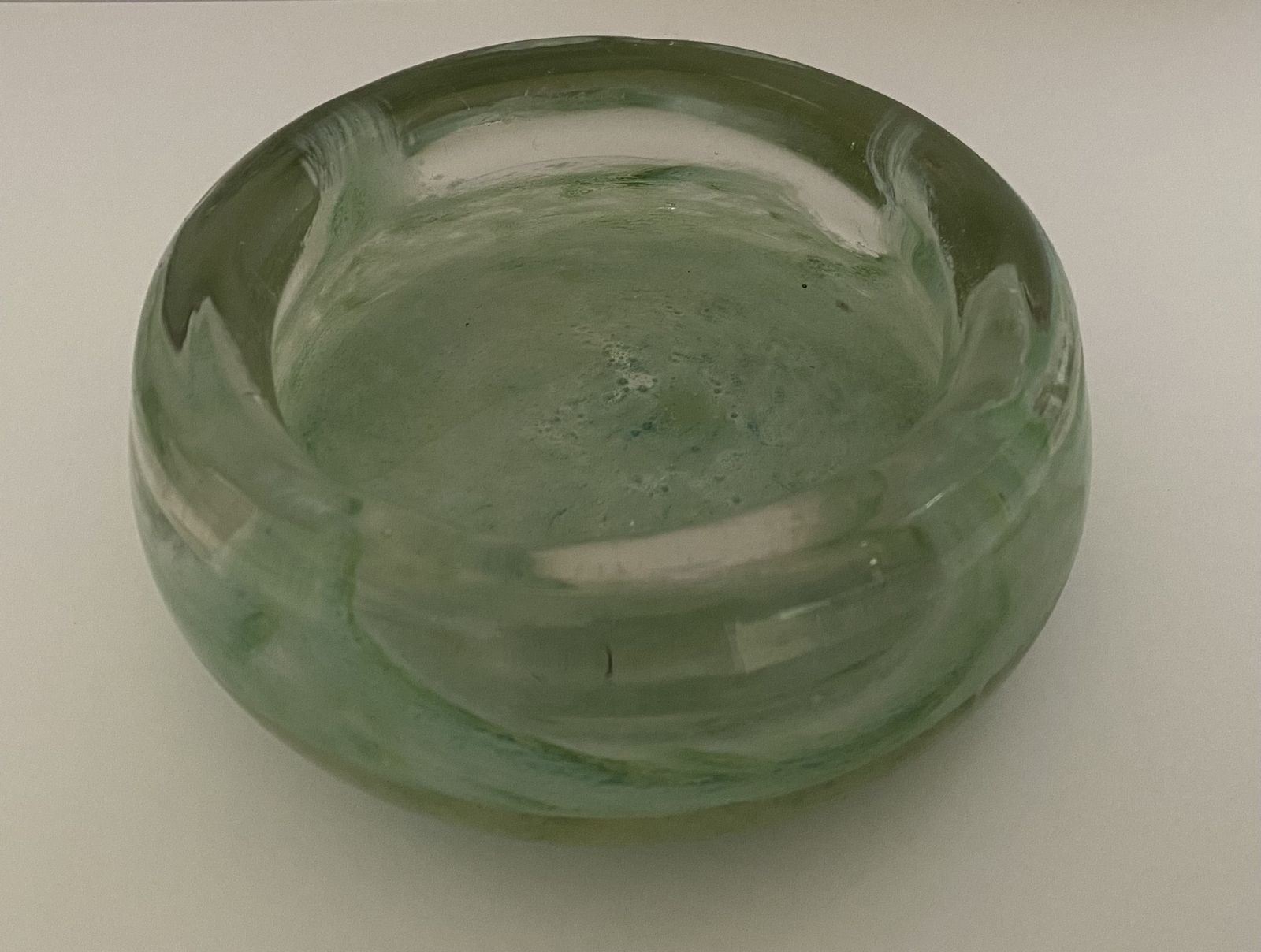 photo vintage Nazeing, British Studio Art Glass, Mottled Green Bowl