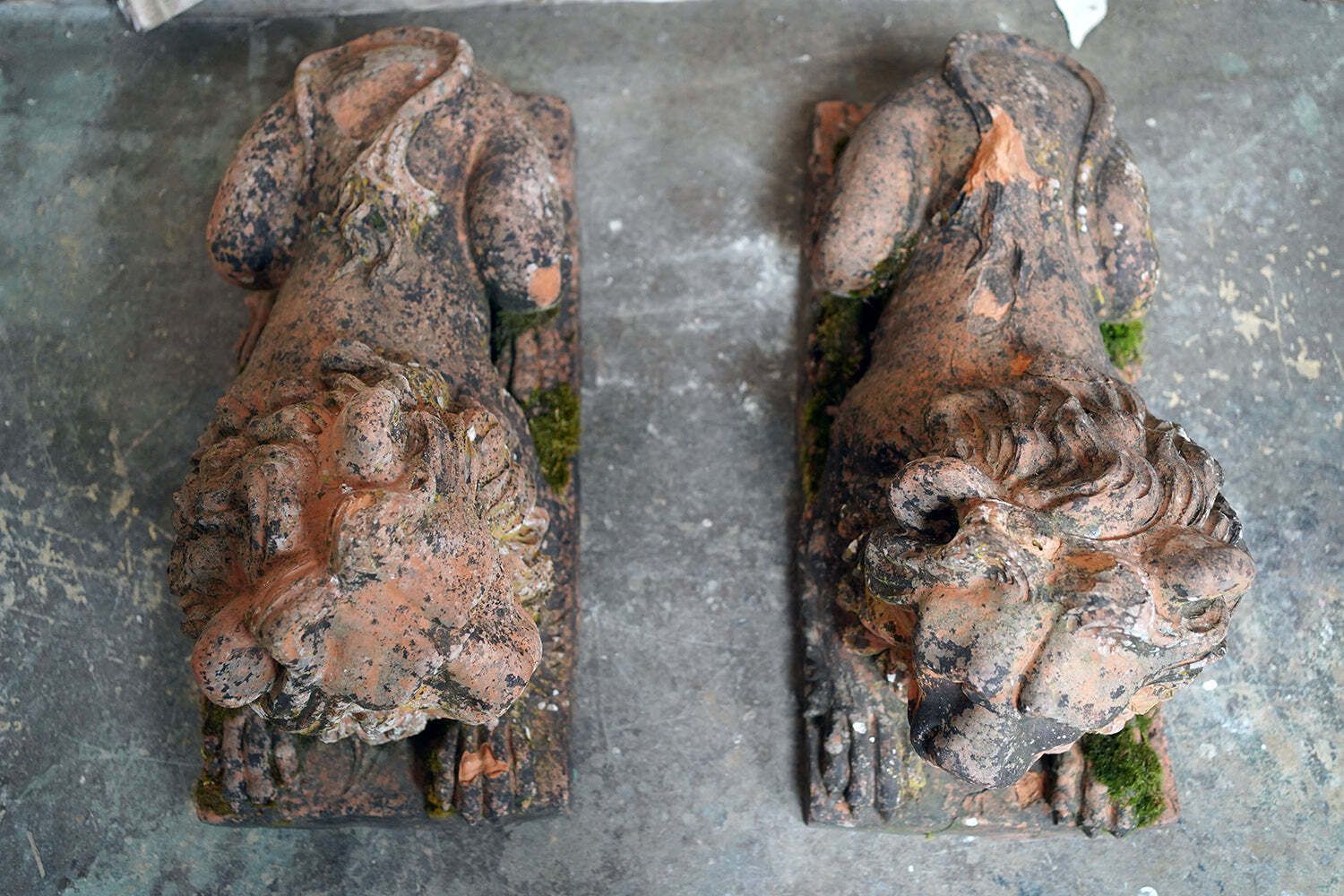 photo furniture A Good Pair Of Large Mid 19thc Terracotta Recumbent Lions