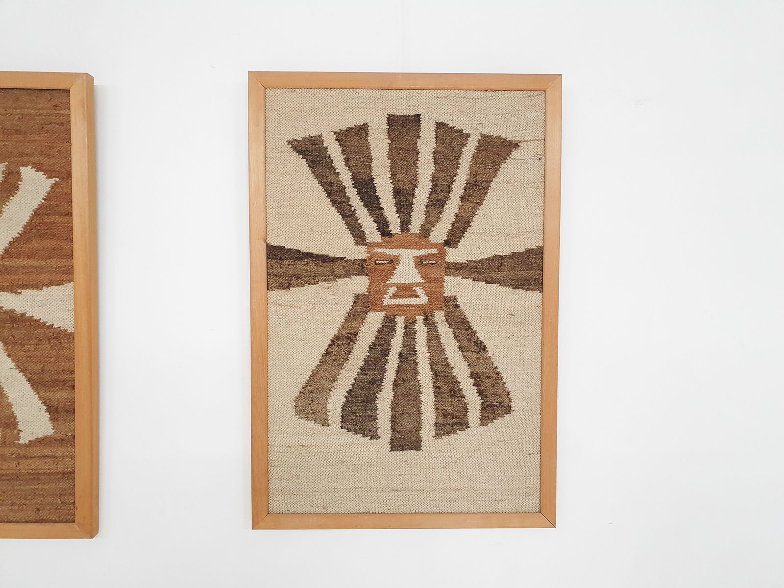 Set Van Twee Gebreide Wollen Wandobjecten, Ca. Jaren 1960 photo Kunst