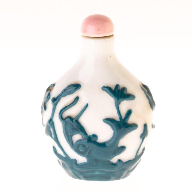 Chinese Qing Dynasty Cameo Overlay Porcelain Fish Snuff Bottle