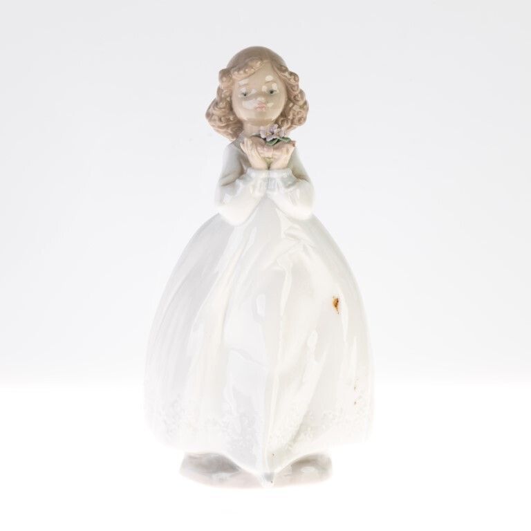 Nao By Lladro Fine Porcelain Sculpture Of A Girl With Flowers