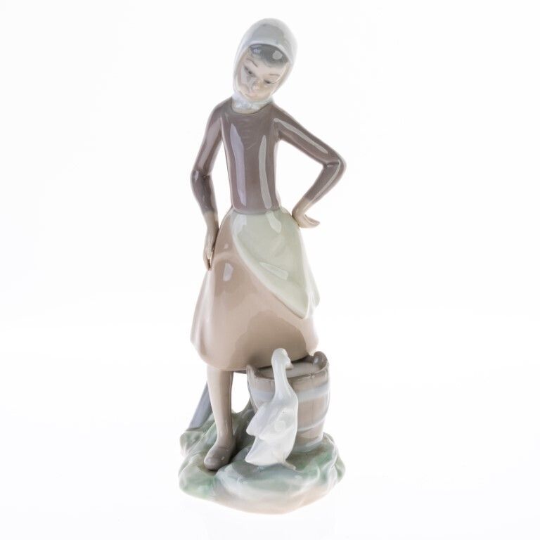 Lladro Fine Porcelain Sculpture Of A Farmer Girl With Goose