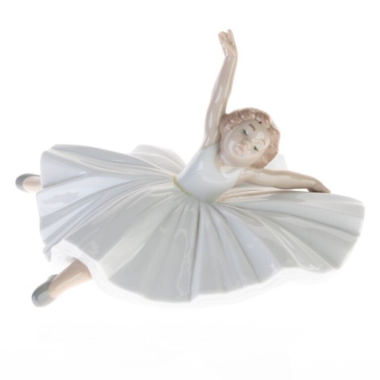 Nao By Lladro Fine Porcelain Sculpture Of A Young Ballerina