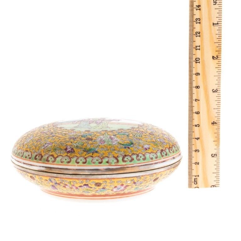 Chinese Hand Painted Famille Rose Porcelain Ceramic Lidded Box photo for sale