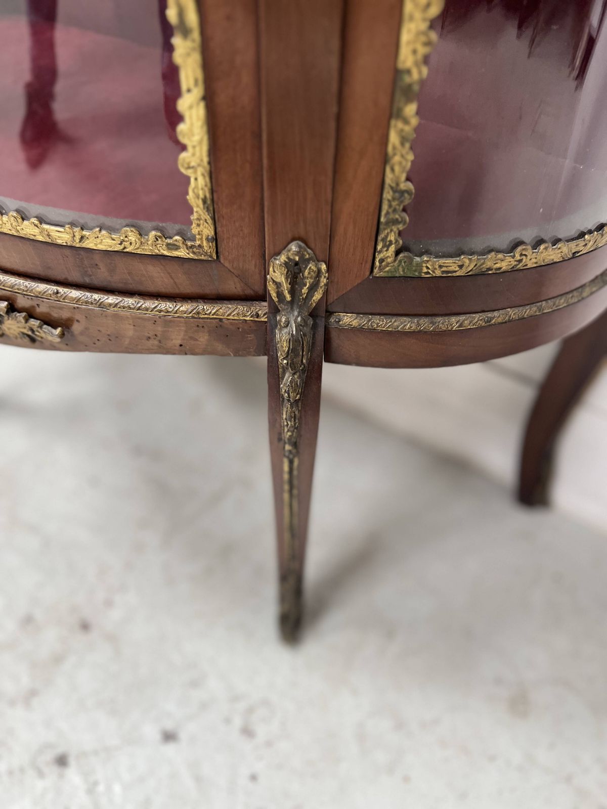 Napoleon III Style Curved Display Case In Mahogany And Veneer, 20th Century photo 1396.125