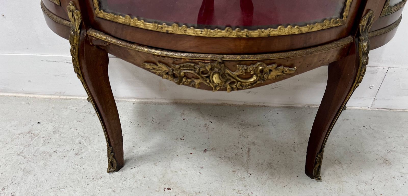 Napoleon III Style Curved Display Case In Mahogany And Veneer, 20th Century photo vinterior