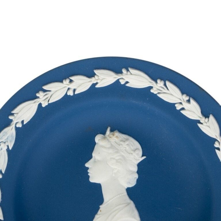 Wedgwood Portland Blue Jasperware Ceramic Porcelain Queen Elizabeth II Silver Jubilee Plate photo for sale