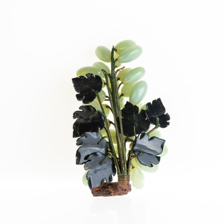 Art Deco Carved And Polished Alabaster Jade Grapes photo vinterior