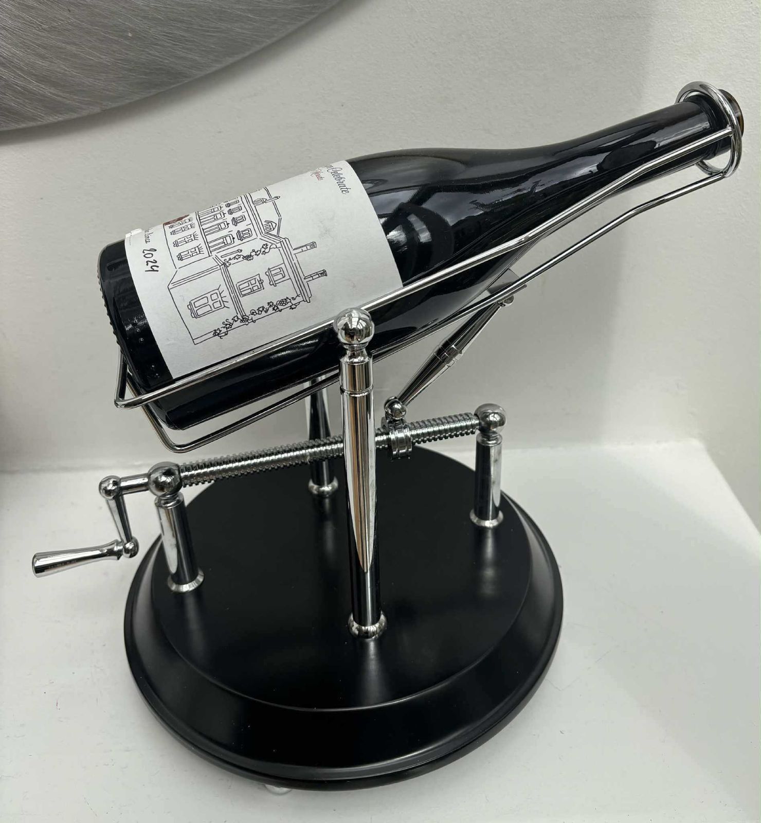 Wijnwieg Decanteerhouder – Mechanische Flessenhouder met Kantelmechanisme – Wijnschenker – Cadeau voor Hem – Barcartdecoratie photo vintage