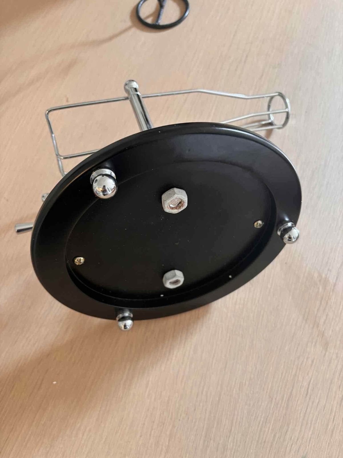 photo furniture Wijnwieg Decanteerhouder – Mechanische Flessenhouder met Kantelmechanisme – Wijnschenker – Cadeau voor Hem – Barcartdecoratie