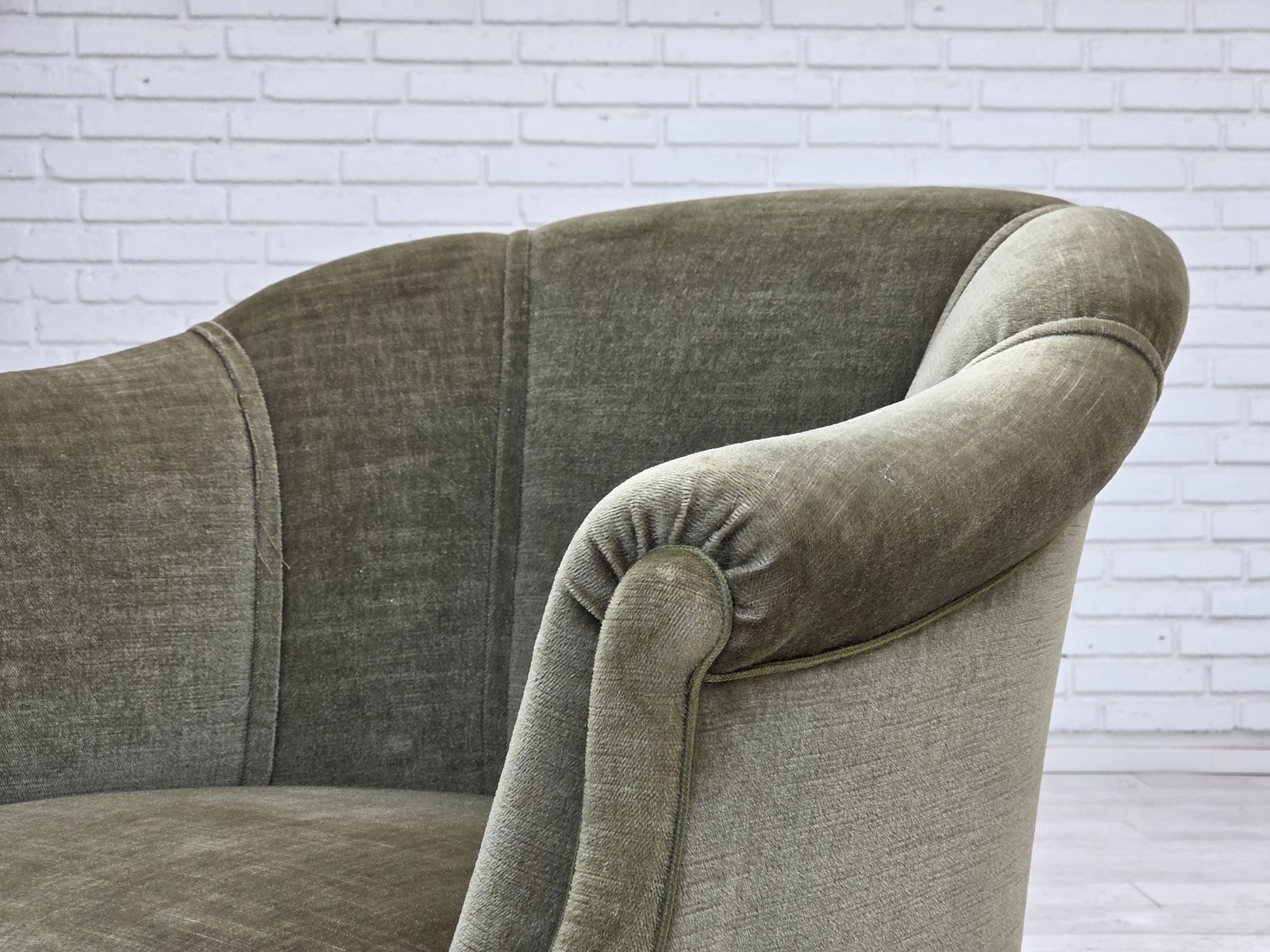 photo vinterior Ca. Jaren 1960, Deense Fauteuil, Groen Meubelvelours, Beukenhouten Poten.