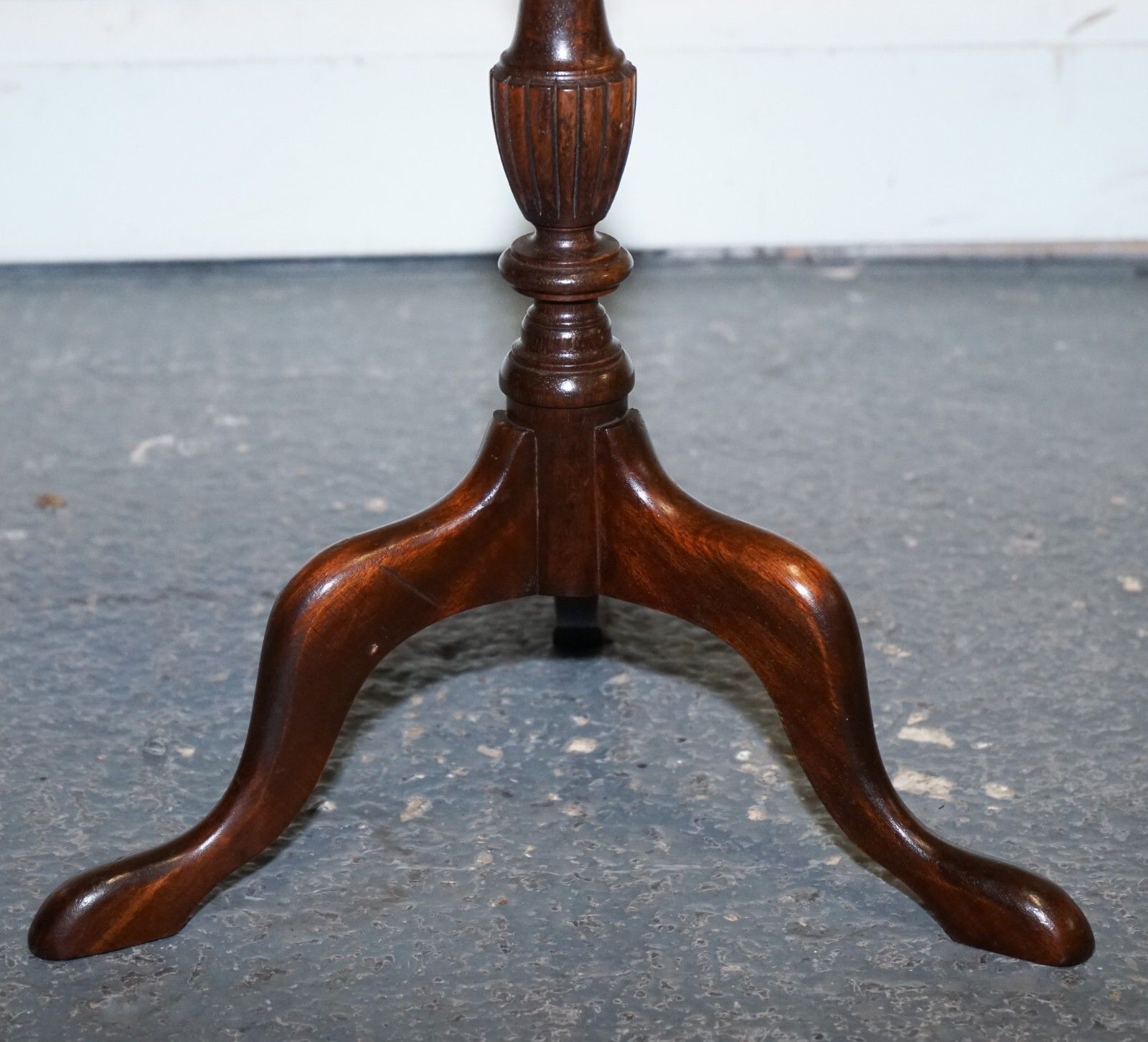 Lovely  Flamed Mahogany Piecrust Top Side End Wine Tripod Table photo vinterior