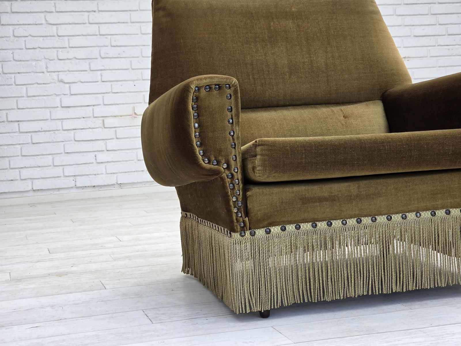 Jaren 1970, Deense Fauteuil, Groen Meubelvelours, Essen Houten Poten. photo for sale