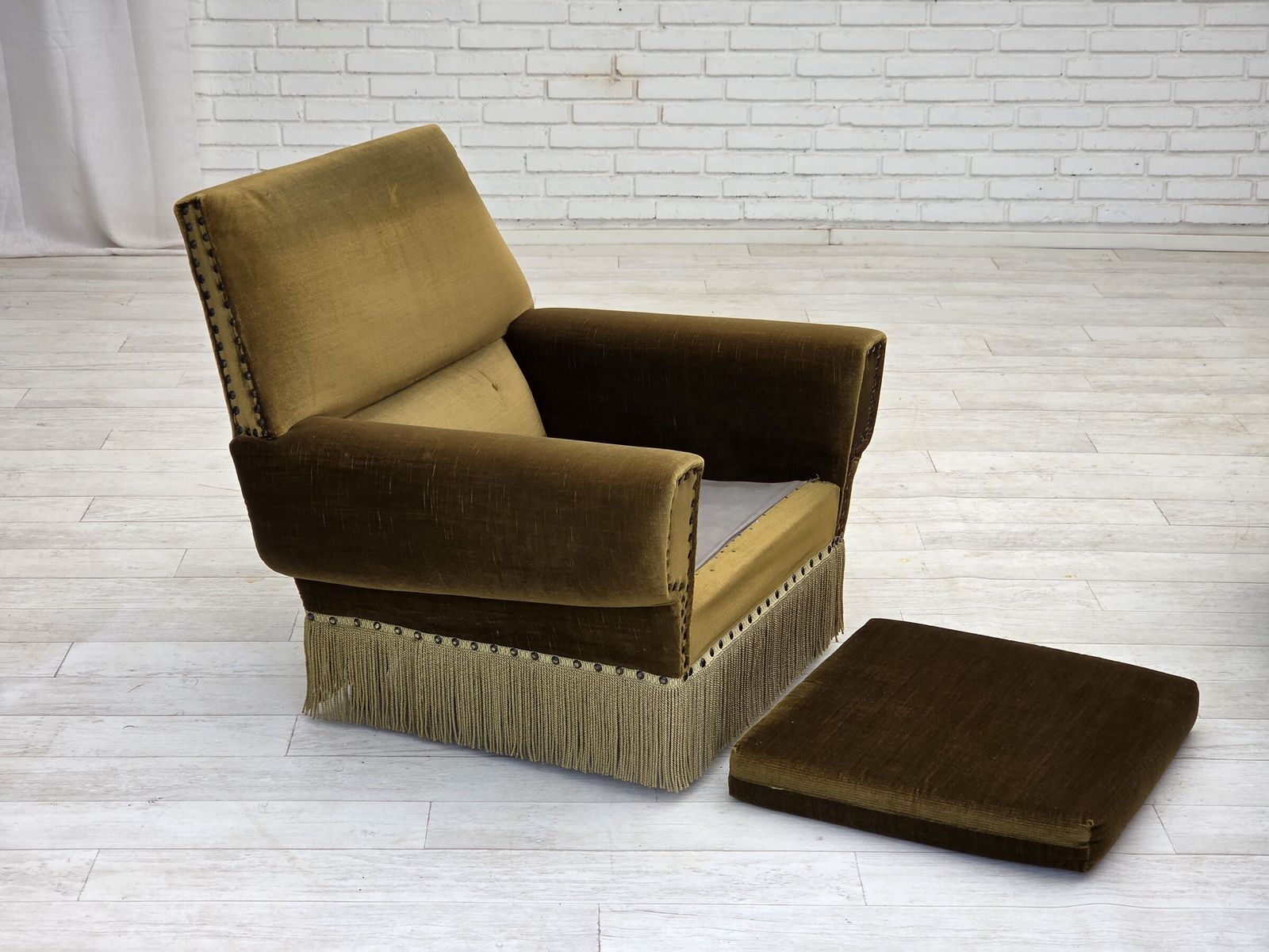 photo buy Jaren 1970, Deense Fauteuil, Groen Meubelvelours, Essen Houten Poten.