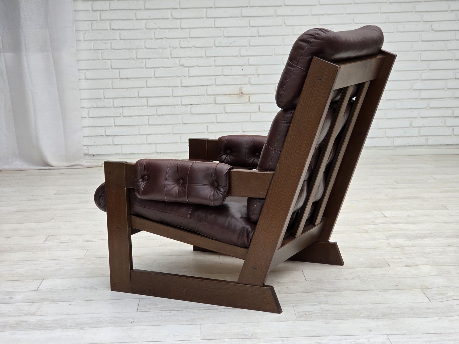 photo vinterior 1970s, Scandinavian Highback Armchair, Brown Furniture Leather, Dark Beech Wood.