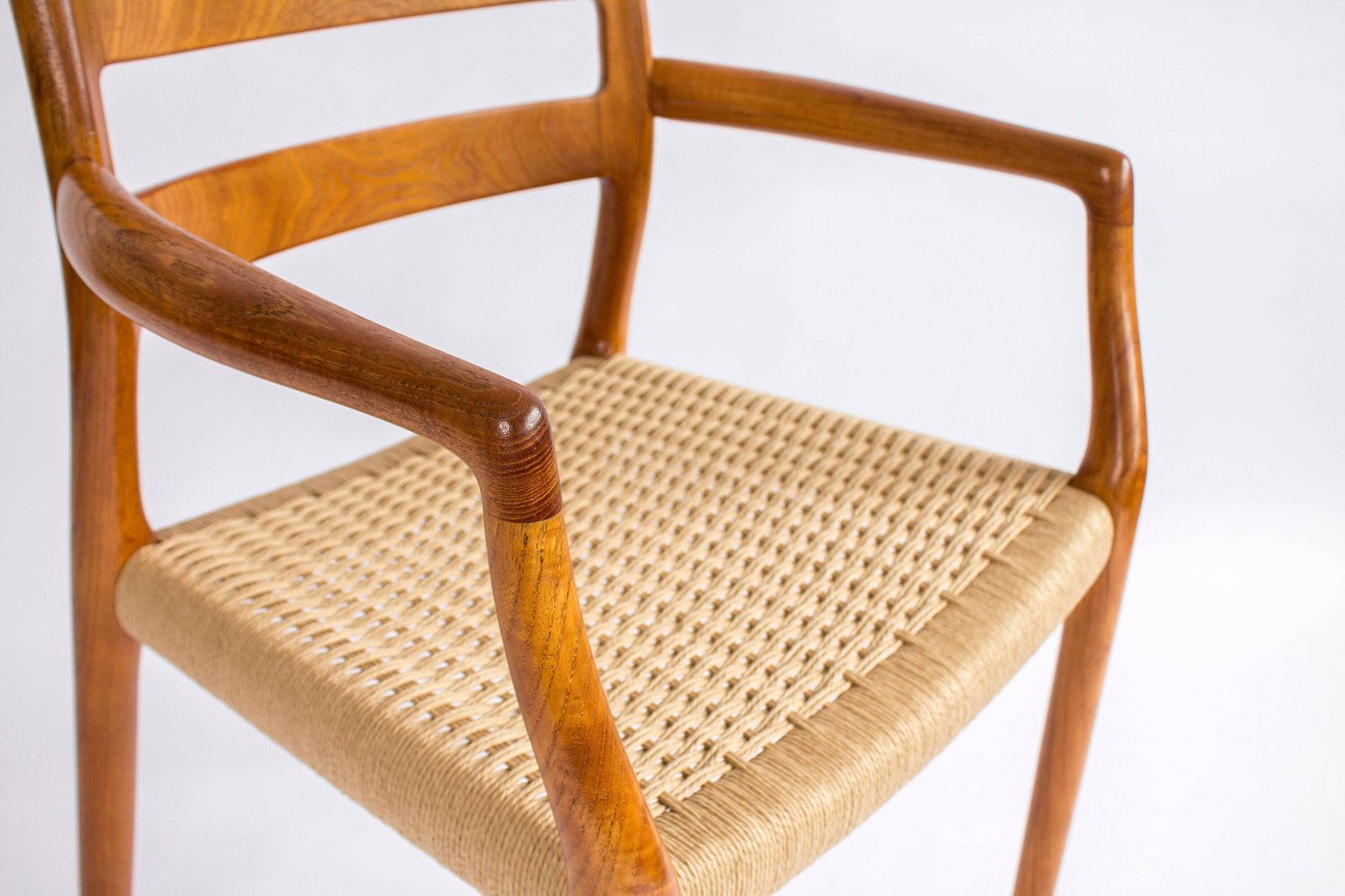 1 Van 2 Niels Moller Model 67 Fauteuil, 1976 – Nagezien En Opgeknapt, Teakhouten Frame En Deens Koordvlechtwerk photo Meubels