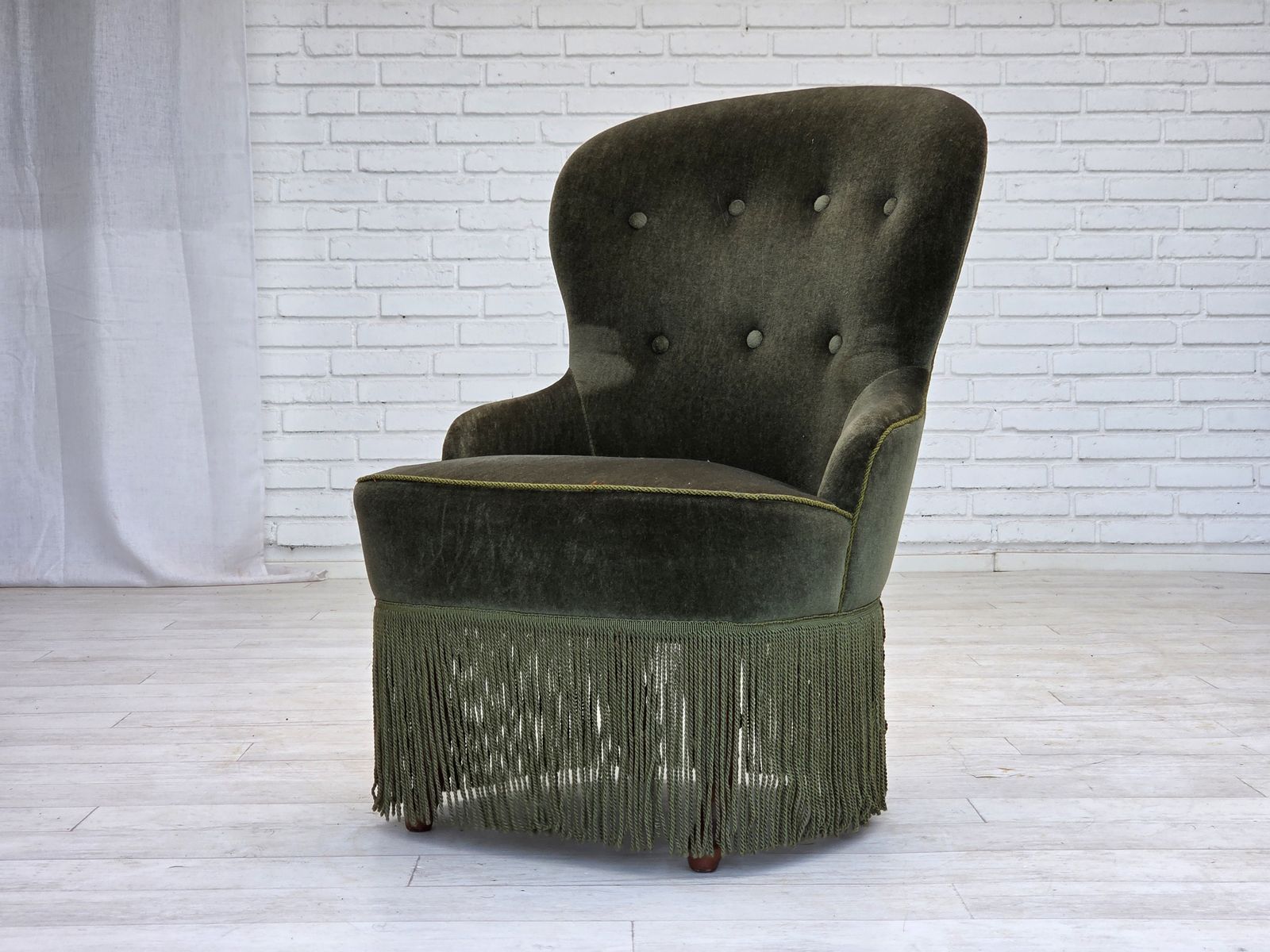 photo vintage 1970s, Danish Side Chair, Green Furniture Velour, Beech Wood Legs.