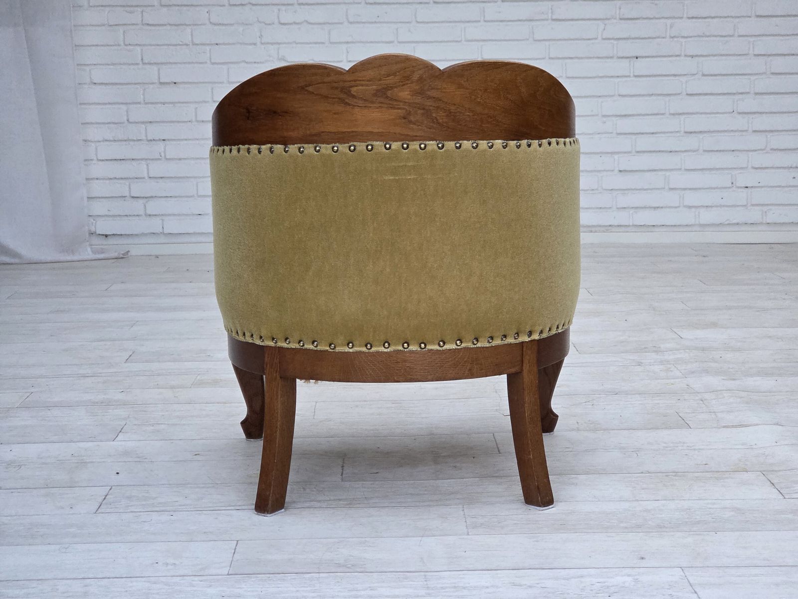 photo buy Ca. jaren 1960, Deense zij-/kinderfauteuil, lichtgroen meubelvelours, eikenhout.