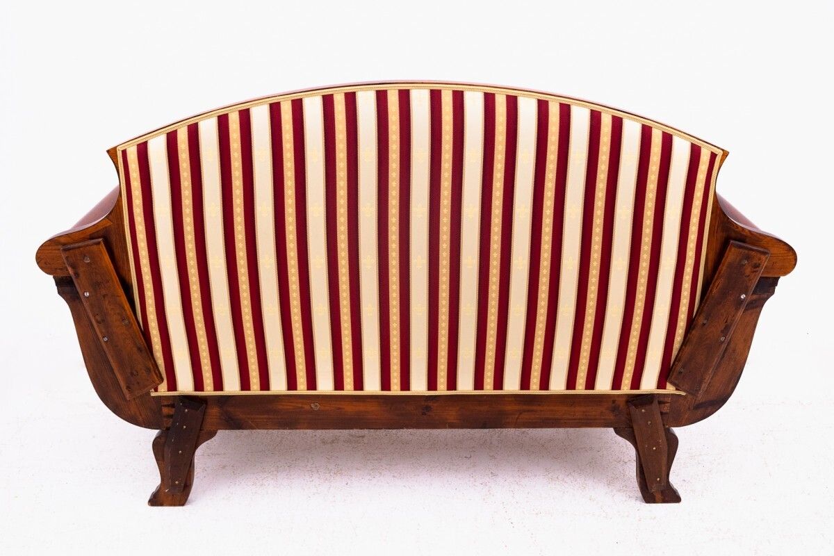 photo vinterior Antique Sofa From The Late 19th Century, Northern Europe. After Renovation.