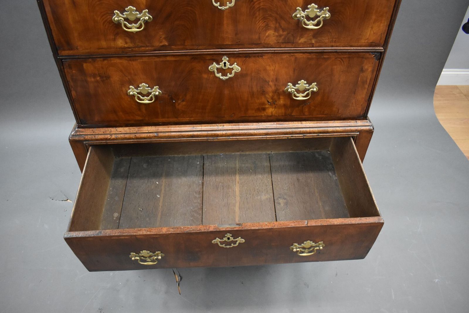 photo vinterior 18th Century Walnut Chest On Stand