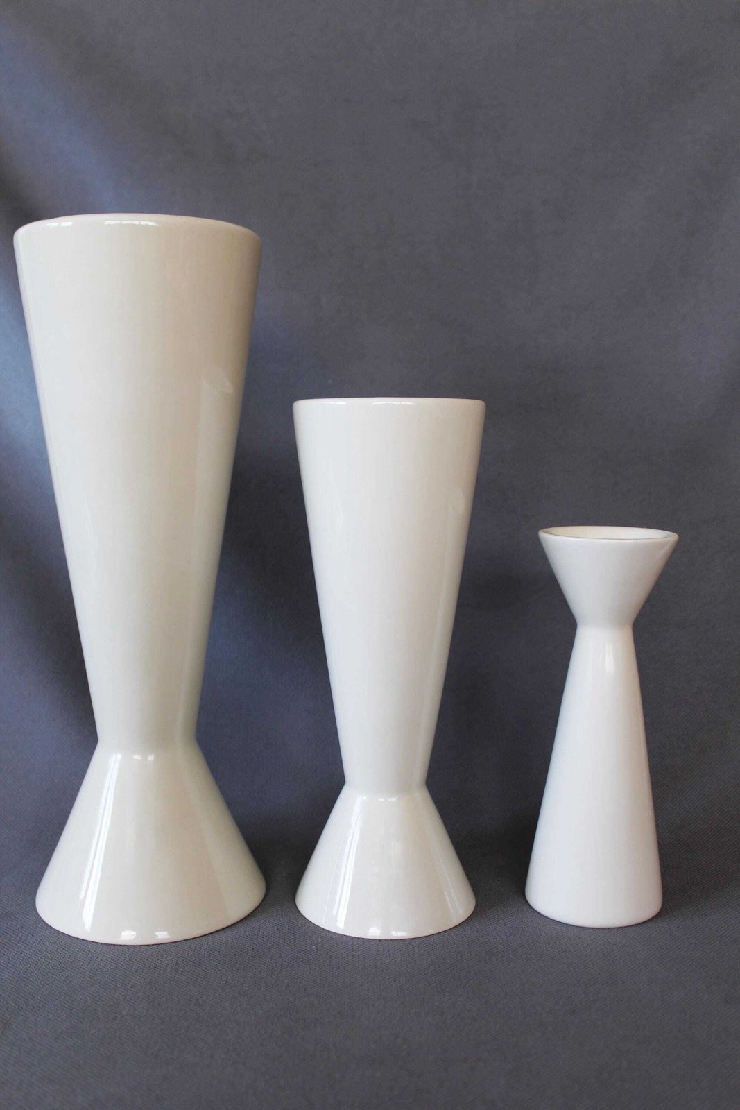 Ensemble de 3 vases cônes modernistes en céramique blanc cassé, bougeoirs, Royal Boch Belgique, par Emmanuel Gardin, modèle Slender, double face photo Décoration