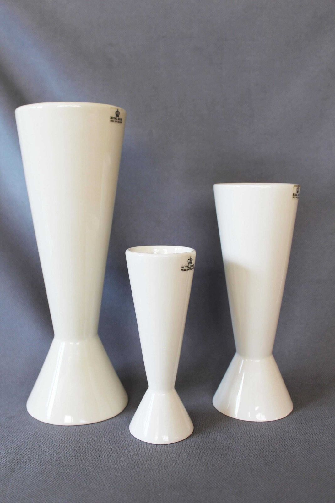 Ensemble de 3 vases cônes modernistes en céramique blanc cassé, bougeoirs, Royal Boch Belgique, par Emmanuel Gardin, modèle Slender, double face photo 127.0