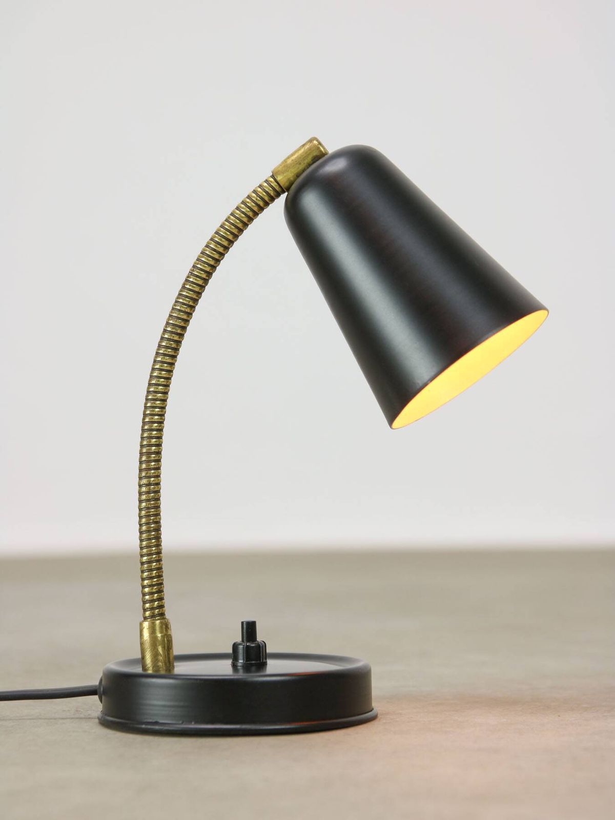 photo vintage Mid Century Italian Mini Gooseneck Table Lamp In Black And Brass